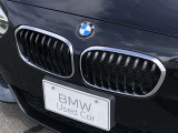 左右のキドニー・グリルの中心にはBMWのエンブレムが鎮座し、個性を放つデザイン性を兼ね備えました。