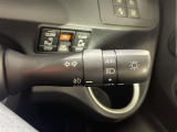 【オートライト(AUTO)】外の明るさをシステムが感知して、自動でヘッドライトが点灯します。ヘッドライトをつけ忘れを防ぐ便利機能です。
