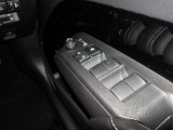 パワーウィンドウスイッチで運転席から全席の窓の開閉ができます。