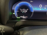 視認性に優れたメーターを採用しており、走行中でも車速や情報が分かりやすく表示されます。運転時の視線移動をむりのない範囲に抑え、快適で安心感のあるドライブをサポートします。