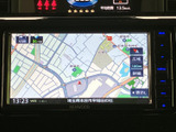 鮮明な画面表示で、目的地までスムーズに導いてくれます。運転に集中しながらも、道に迷う心配なく安心してドライブを楽しめます。