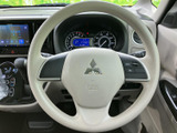 握りやすいステアリングは、長時間の運転でも疲れを軽減します。操作性にも優れ、快適なドライビングをサポートします。