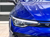 LEDマトリックスヘッドライト「IQ.LIGHT」。対向車や先行車を検知し、LEDを個別制御。まぶしさを抑えながら、夜間の視界をしっかり確保します。