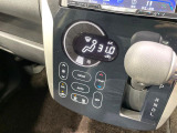【オートエアコン】一度お好みの温度に設定すれば、車内の温度を検知し風量や温度を自動で調整。暑い&hellip;寒い&hellip;と何度もスイッチ操作をする必要はありません。快適な車内空間には必須の機能ですね♪