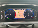 【Digital Cockpit Pro】基本の速度計とタコメーターの表示に加え、中央にドライビングデータやマップなどを少ない視線移動で視認できます。