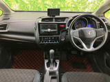運転席からの視界は広く、運転操作もスムーズに行えます。シートの座り心地も良く、長距離運転でも疲れにくいのが特徴です。快適な空間です。