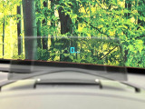 【ヘッドアップディスプレイ】現在の速度や走行情報をデジタル表示で運転席前方のガラスに投影!運転中、目線をずらさず必要な情報を確認できるのでとっても便利で安心!