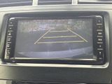 後方の状況を画面で確認できるので、狭い道や駐車の際も安心です。安全な運転をサポートする頼もしい機能です。