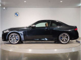 【拘りのFR】BMWが多く採用するFR車。ダイレクトでスポーティな加速感・シャープなハンドリングを実現。縦置きエンジンレイアウトにより、フラットで上質な乗り味です。