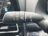雨天時でもクリアな視界を確保。操作しやすいワイパーレバーで、安全な運転をサポートします。雨の日の運転が、より快適になります。