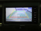 車両後方の映像を映すバックモニター。進路を確認しながら安全に車庫入れできます。