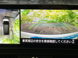 後方確認がより安全に。駐車時の不安を軽減し、狭い場所でもスムーズな機動をサポートします。ガイドライン表示で、距離感が掴みやすいのも魅力です。