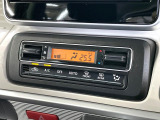 【オートエアコン】一度お好みの温度に設定すれば、車内の温度を検知し風量や温度を自動で調整。暑い&hellip;寒い&hellip;と何度もスイッチ操作をする必要はありません。快適な車内空間には必須の機能ですね♪