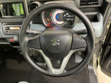 握りやすいステアリング形状で、長距離運転でも疲れにくい設計です。操作性も良く、スムーズなドライビングをサポートします。
