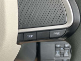 ステアリングスイッチ付き。前方から目を離すことなく操作することが可能です。
