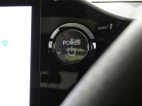 【プッシュスタート】スマートキーを携帯して、ブレーキを踏みながらスタートスイッチを押すだけでエンジンがかけられます。