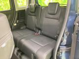 運転席からの眺めは良好で、周囲の状況をしっかり確認できます。快適な座り心地で、運転をサポートします。安全運転に貢献します。