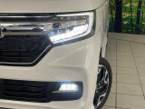 【LEDヘッドライト】悪天候や夜間走行時も良好な視界を確保し安心して運転できる高輝度LEDヘッドライトを装備!点灯速度が早く、消費電力も抑えられています。