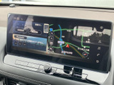 大型ディスプレイにより視認性が向上し、運転中の情報把握をサポートします。快適なドライブを演出する、使いやすいインターフェースを採用しています。