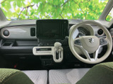 運転席からの視界は広く、運転操作もスムーズに行えます。落ち着いた色調のインテリアが、快適な空間を演出しています。機能性も充実。