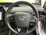 握りやすいステアリングは、運転操作を快適にします。オーディオやハンズフリー通話のスイッチも操作しやすい位置に配置されています。