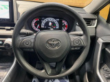 インテリアに合わせたデザインのステアリングは、運転される方のことも考え、運転しやすい形状、大きさです。是非一度、実際に触ってお確かめください。