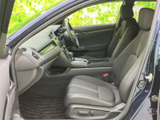 運転に集中できる、シンプルで機能的な空間設計です。操作しやすい位置に配置されたスイッチ類が、快適なドライブをサポートします。広々とした空間です。