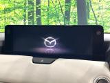 【12.3インチマツダコネクト】車内の雰囲気にマッチした大型ディスプレイ。スマホ接続でのナビ使用やBluetooth再生等、様々な機能が楽しめます。直感的なダイヤル操作が可能で、使い勝手も良好です。