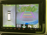 狭い場所での駐車も安心。後方の状況を画面で確認できるので、安全に駐車操作を行えます。ガイドライン表示も便利ですね。
