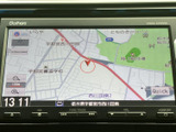 見やすい地図表示で、目的地までスムーズに案内してくれます。初めての場所でも安心してお出かけいただけます。運転に集中できる環境です。