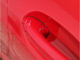 【スマートキー】車両のキーをカバンやポケットに入れたまま、お車の開閉が可能で御座います。お車の前に立ってキーを探す必要が御座いません。