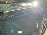 【LEDヘッドライト】悪天候や夜間走行時も良好な視界を確保し安心して運転できる高輝度LEDヘッドライトを装備!点灯速度が早く、消費電力も抑えられています。