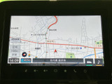 見やすい地図表示で、初めての道でも安心。周辺施設情報も充実しており、目的地までの最適なルートをスムーズに検索できます。