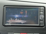 純正オプションのフルセグTVナビ付です。フルセグテレビ視聴、CD・DVD再生等が可能です。Bluetooth機能も付いておりますので、通話やスマートフォンから音楽を楽しめます。バックカメラ付。