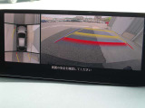 360度ビューカメラを搭載。4方の小型カメラの映像を処理し、車両真上からの映像に変換しています。