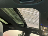 パノラミックルーフで明るい車内と開放感あるドライブをお楽しみいただけます。