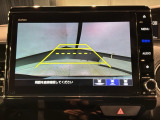 リバースギアに入れるだけで後方の表示へ切り替わります。夜間や雨の日の駐車も楽になりますよ。