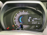 視認性の高いメーター類が、運転に必要な情報を的確に伝えます。運転状況を常に把握し、安全運転をサポートします。