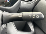 操作感の良いウインカーレバーで、安全確認を怠らずに運転できます。オート機能も搭載されており、機能性も充実。日常の運転をサポートします。