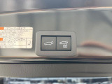 【パワーバックドア】スマートキーや運転席のボタンを押すだけでリアゲートが自動で開閉します!荷物を持っている時や、高い位置にあるバックドアを閉める際に便利な機能です♪