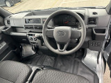 運転席まわり。スイッチやレバー等が使いやすく配置されています。