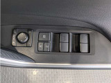 パワーウィンドウのスイッチですよ。 運転席に居ながら窓を開け閉めのコントロールできますよ。 ロック機能で、子供がイタズラして窓を開けるという事も無くなりますよ。