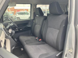 運転しやすい操作性で、快適なドライブをサポートします。広々とした室内空間で、ゆったりとくつろげる空間です。見やすいメーター類も魅力です。