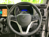 握りやすいステアリングは、運転操作をスムーズに。オーディオや通話機能など、便利なスイッチを搭載し、運転中でも快適に操作できます。手に馴染むデザインです。