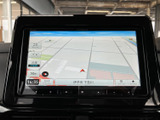 高精細な地図表示で、目的地までスムーズに案内。渋滞情報もリアルタイムで受信し、最適なルートを提案します。遠出の際も安心です。