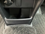 ドリンクホルダーの下は小物入れがあります