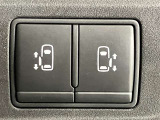 両側パワースライドドアを採用しており、運転席から簡単に開閉操作が可能です。駐車場や狭い場所でも扱いやすく、乗車時・降車時の負担を軽減します。
