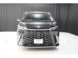 エクステリアは、一目でLEXUSとわかるスピンドルグリルを起点に、人が乗るキャビンの前後を大胆に絞り込んだ菱形のボディと力強く張り出したホイールフレアを融合させ、タイヤの存在を強調しています。