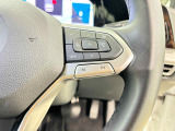 マルチファンクションスイッチつきの本革巻きステアリングは、より安全な長時間ドライブをサポートします。