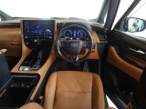 ウッド調と革巻きステアリングで快適な操作性の運転席です。